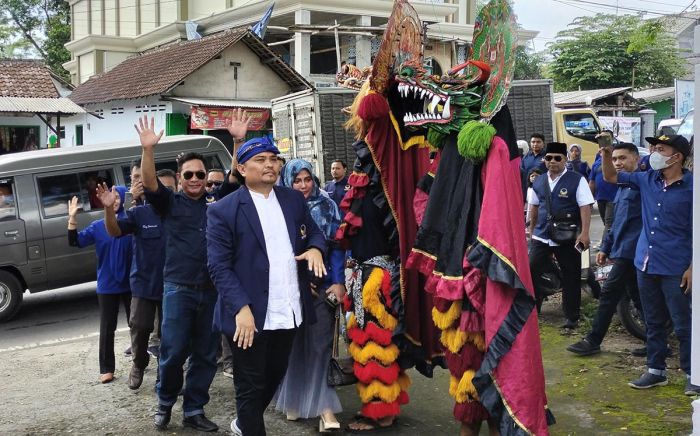 3 Parpol Daftarkan Bacaleg ke KPU Kabupaten Blitar, PDIP Bawa Perkusi, NasDem Usung Barongan