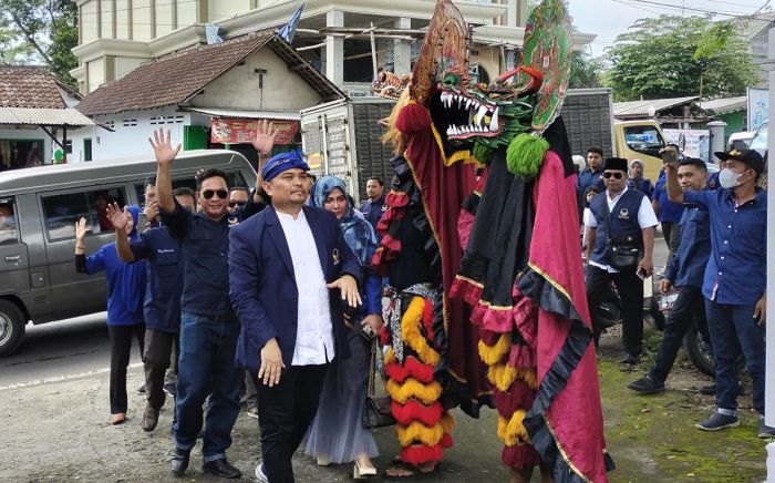 3 Parpol Daftarkan Bacaleg ke KPU Kabupaten Blitar, PDIP Bawa Perkusi, NasDem Usung Barongan 3 Parpol Daftarkan Bacaleg ke KPU Kabupaten Blitar, PDIP Bawa Perkusi, NasDem Usung Barongan