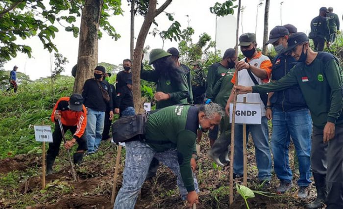 ​Pegiat Lingkungan Kediri Raya Tanam Ratusan Pohon dan Tebar Ribuan Benih Ikan Lokal