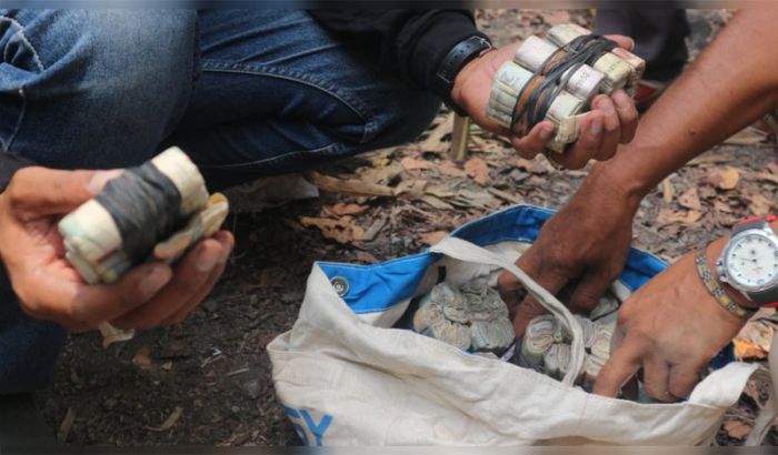 Wow, Segini Jumlah Uang Dalam Karung yang Ditemukan di Dekat Jasad yang Membusuk di Blitar Wow, Segini Jumlah Uang Dalam Karung yang Ditemukan di Dekat Jasad yang Membusuk di Blitar