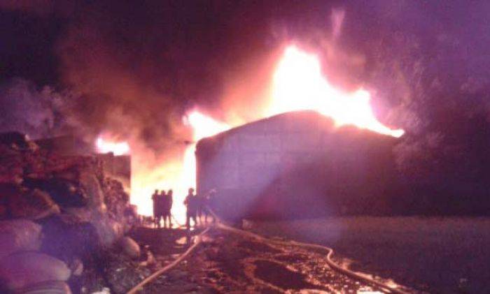 Gudang Plastik di Desa Durung Beduk Sidoarjo Ludes Terbakar Gudang Plastik di Desa Durung Beduk Sidoarjo Ludes Terbakar