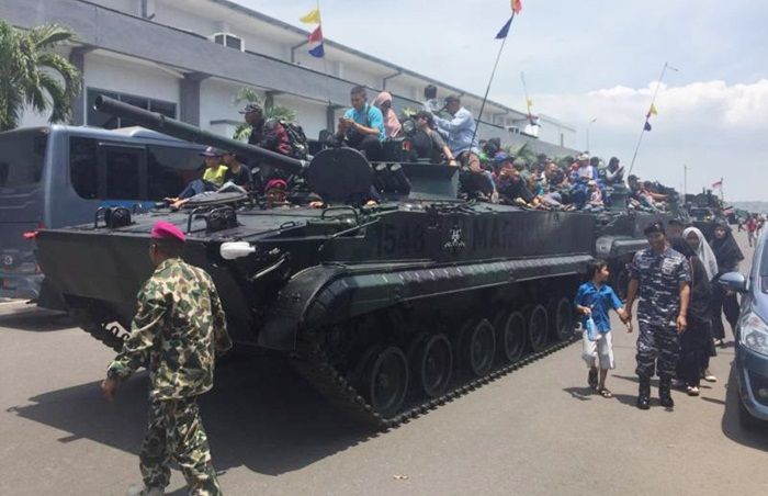 Kagumi Alutsista TNI, Masyarakat Surabaya dan Sekitarnya Serbu Koarmada II Kagumi Alutsista TNI, Masyarakat Surabaya dan Sekitarnya Serbu Koarmada II