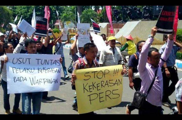 Puluhan Wartawan Bondowoso Demo Kodim 0822, Kecam Kekerasan Oknum TNI pada Jurnalis Puluhan Wartawan Bondowoso Demo Kodim 0822, Kecam Kekerasan Oknum TNI pada Jurnalis