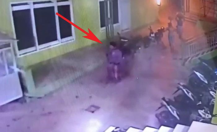 Aksi Maling Motor di Masjid Blumbungan Pamekasan Terekam CCTV Aksi Maling Motor di Masjid Blumbungan Pamekasan Terekam CCTV