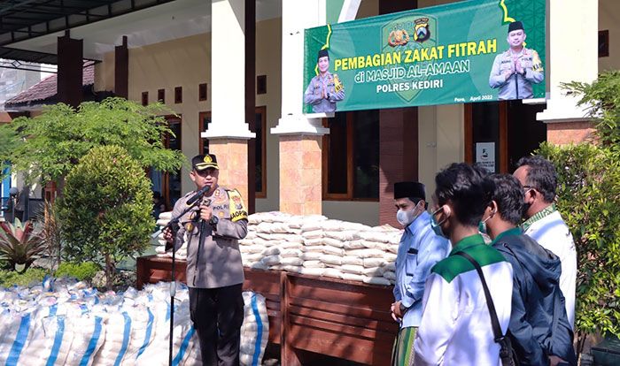 Jelang Idulfitri 1443 H, Polres Kediri Salurkan Zakat Fitrah