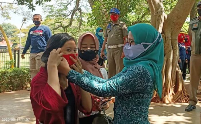 TP PKK Bangkalan Bagikan 2 Ribu Masker di Area Taman Paseban TP PKK Bangkalan Bagikan 2 Ribu Masker di Area Taman Paseban