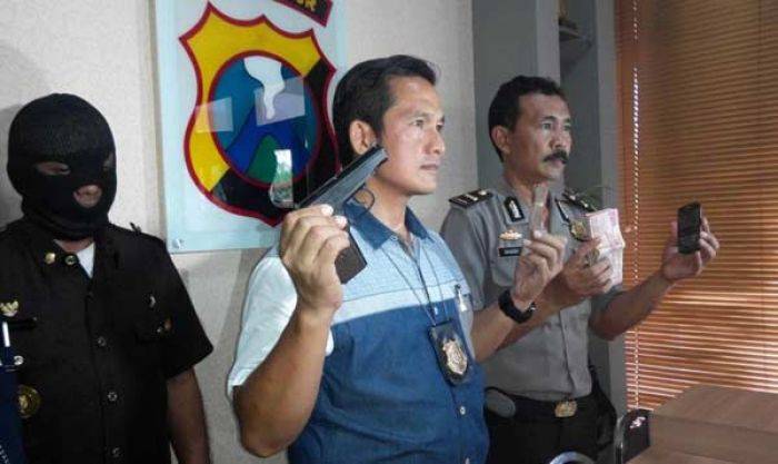 Petugas KPK Abal-abal di Situbondo Ditangkap, Peras Kepala Sekolah Rp 20 Juta Petugas KPK Abal-abal di Situbondo Ditangkap, Peras Kepala Sekolah Rp 20 Juta
