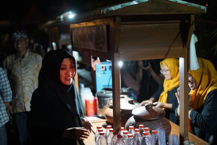 Bupati Ikfina Acungi Jempol Wisata Sumber Gempong Mojokerto saat Bagikan 1000 Kopi Gratis Bupati Ikfina Acungi Jempol Wisata Sumber Gempong Mojokerto saat Bagikan 1000 Kopi Gratis