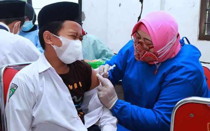 Ribuan Santri Pesantren Bayt Al-Hikmah Divaksin Covid-19, Gus Ipul: Mari Perkuat daya Tahan Tubuh Ribuan Santri Pesantren Bayt Al-Hikmah Divaksin Covid-19, Gus Ipul: Mari Perkuat daya Tahan Tubuh