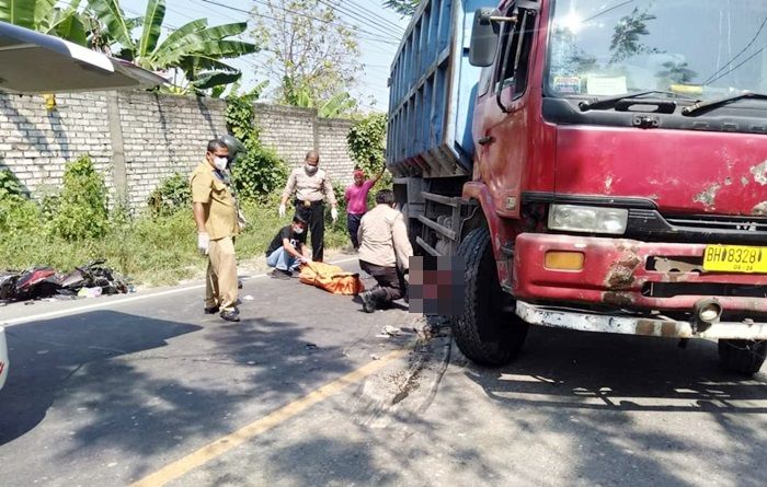 Truk Melindas Satu Keluarga di Bungah Gresik, Istri dan 2 Anak Tewas di Tempat, Suami Selamat Truk Melindas Satu Keluarga di Bungah Gresik, Istri dan 2 Anak Tewas di Tempat, Suami Selamat