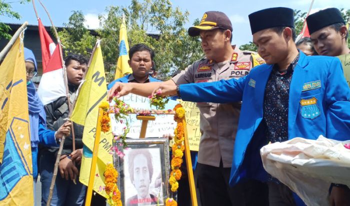 Aksi Tabur Bunga Aktivis PMII di Depan Mapolres Blitar Kota Diwarnai Isak Tangis Aksi Tabur Bunga Aktivis PMII di Depan Mapolres Blitar Kota Diwarnai Isak Tangis