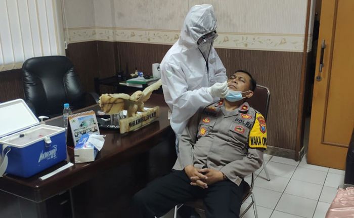 Cegah Penularan Covid-19, Ratusan Anggota Polres Probolinggo Kota Jalani Tes Swab Cegah Penularan Covid-19, Ratusan Anggota Polres Probolinggo Kota Jalani Tes Swab
