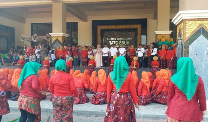Bupati Bangkalan Apresiasi Karya dan Penampilan Anak Didik PAUD/TK Bupati Bangkalan Apresiasi Karya dan Penampilan Anak Didik PAUD/TK