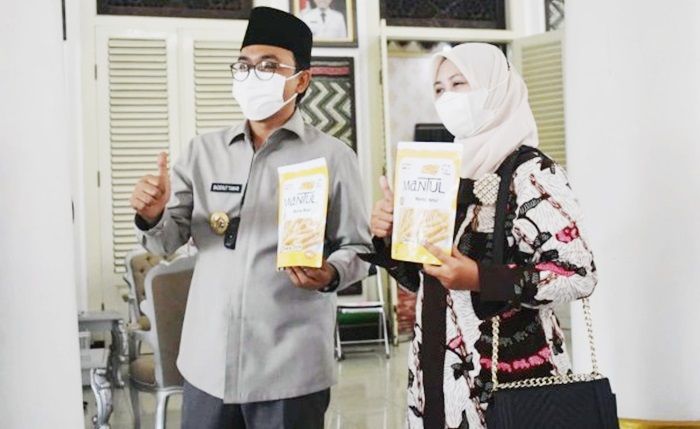 Dapat Bantuan Program WUB, Pengusaha Stik Keju Ucapkan Terima Kasih kepada Mas Tamam Dapat Bantuan Program WUB, Pengusaha Stik Keju Ucapkan Terima Kasih kepada Mas Tamam