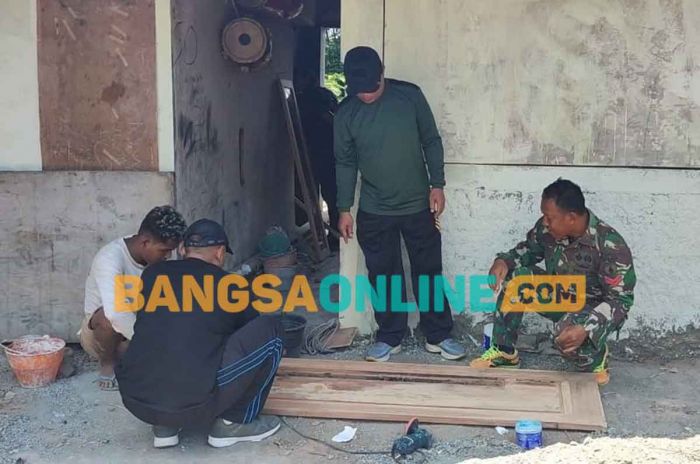 Jelang Penutupan TMMD 122, Anggota TNI dan Warga Lakukan Kerja Bakti Jelang Penutupan TMMD 122, Anggota TNI dan Warga Lakukan Kerja Bakti