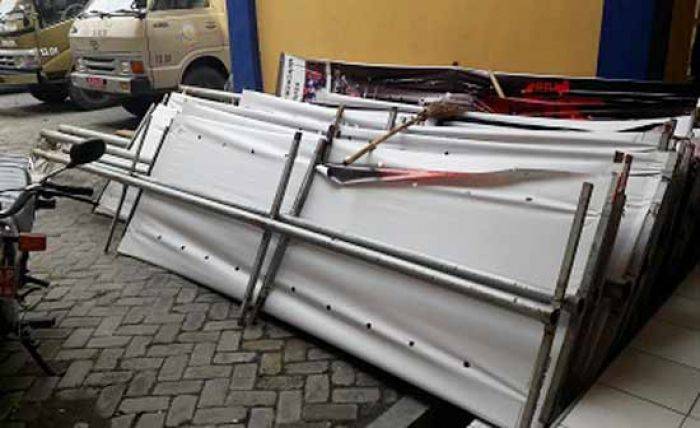 Satpol PP Gresik Razia Puluhan Reklame Bodong Satpol PP Gresik Razia Puluhan Reklame Bodong