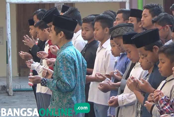 Ratusan Siswa-siswi di Jombang Shalat Gaib untuk Para Korban Gempa di Lombok