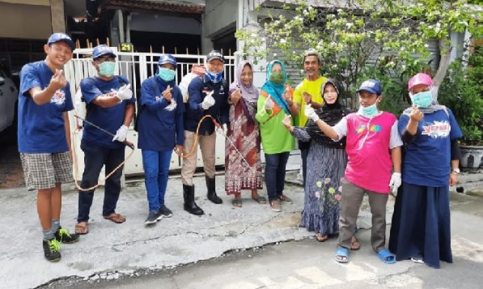 Cegah Corona, Relawan Yuhronur Efendi Semprot Disinfektan Perkampungan Cegah Corona, Relawan Yuhronur Efendi Semprot Disinfektan Perkampungan