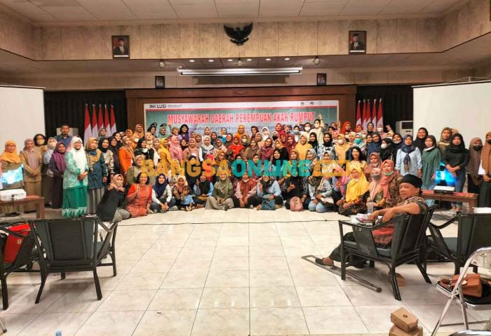 100 Pemimpin Perempuan Akar Rumput Suarakan Negara Penuhi Tiga Hak 100 Pemimpin Perempuan Akar Rumput Suarakan Negara Penuhi Tiga Hak