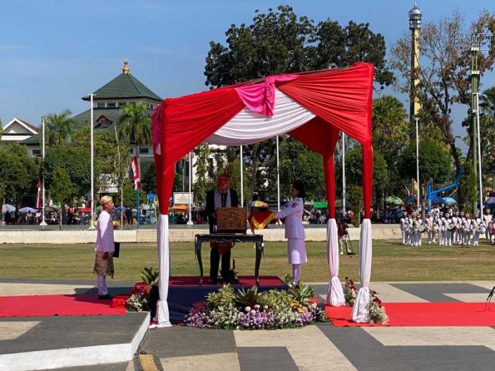 Bupati Jember Sampaikan Pesan Damai dengan Selendang Palestina di Upacara HUT RI ke-80