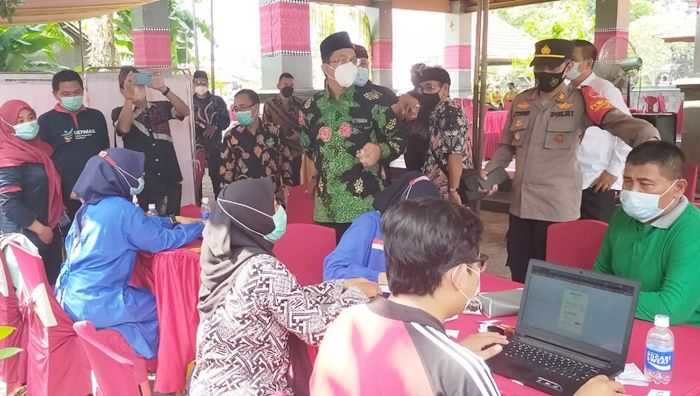 Polsek Krembung Sidoarjo Kawal Vaksinasi di Pura Agung Margo Wening Polsek Krembung Sidoarjo Kawal Vaksinasi di Pura Agung Margo Wening