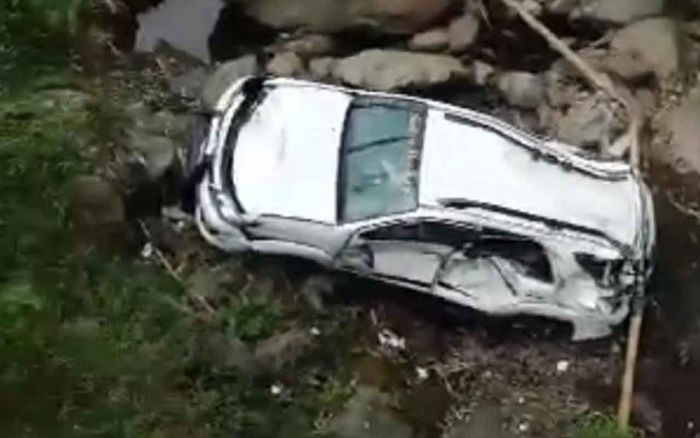 Diduga Rem Blong, Toyota Fortuner Milik Warga Malang Terjun ke Sungai Trembes Probolinggo Diduga Rem Blong, Toyota Fortuner Milik Warga Malang Terjun ke Sungai Trembes Probolinggo