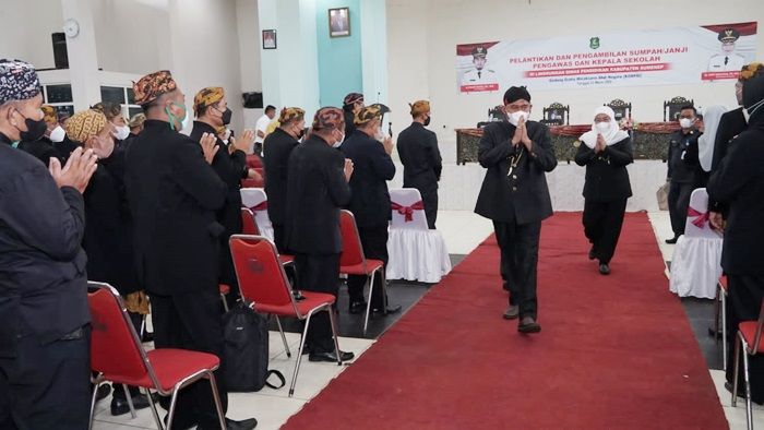 Hadiri Pelantikan Kepala Sekolah, Bupati Sumenep Minta Tanamkan Pendidikan Karakter bagi Siswa Hadiri Pelantikan Kepala Sekolah, Bupati Sumenep Minta Tanamkan Pendidikan Karakter bagi Siswa