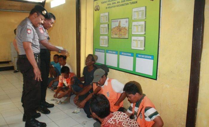 Razia Preman, Posek Tuban Amankan 8 Orang Razia Preman, Posek Tuban Amankan 8 Orang