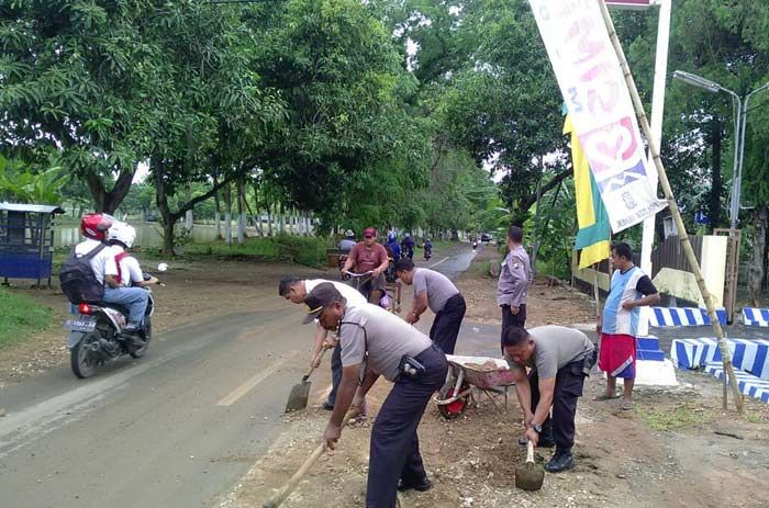 Antipasi Kecelakaan, Polsek Kerek Bersihkan Batu dan Lumpur di Jalan