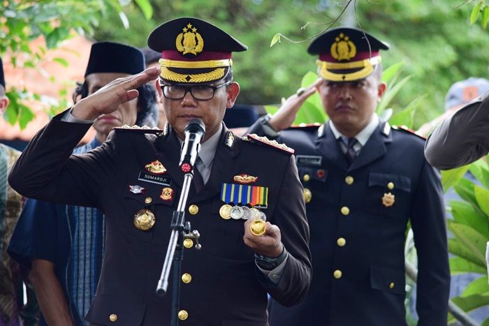 Kapolresta Sidoarjo Jadi Irup Pemakaman Mantan Kasat Polairud Polda Jatim Kapolresta Sidoarjo Jadi Irup Pemakaman Mantan Kasat Polairud Polda Jatim