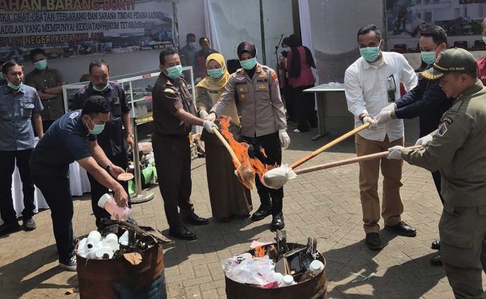 Kejari Kota Malang Musnahkan Barang Bukti Narkotika dan Uang Palsu