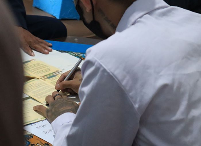 Terharu! Tahanan Pengadilan Negeri Blitar Nikahi Kekasihnya di Lapas Terharu! Tahanan Pengadilan Negeri Blitar Nikahi Kekasihnya di Lapas