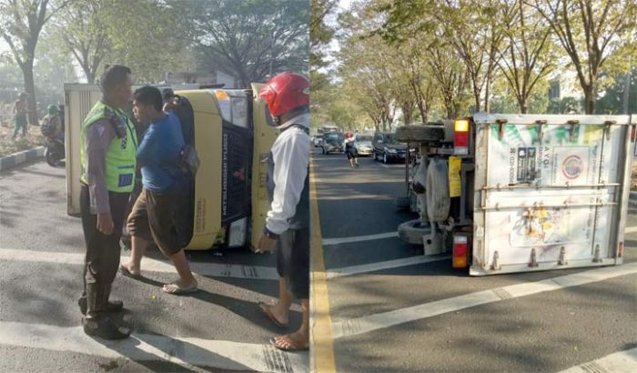 Truk Box Terguling di Jalan Raya Juanda