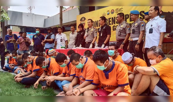 Polres Gresik Bekuk 24 Pelaku Narkoba, Amankan BB 25,58 Gram Sabu-sabu Polres Gresik Bekuk 24 Pelaku Narkoba, Amankan BB 25,58 Gram Sabu-sabu
