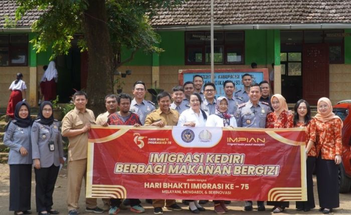 Sambut HBI, Kantor Imigrasi Kediri Berbagi Makanan Bergizi untuk Siswa di Dua SD Desa Kalipang Sambut HBI, Kantor Imigrasi Kediri Berbagi Makanan Bergizi untuk Siswa di Dua SD Desa Kalipang