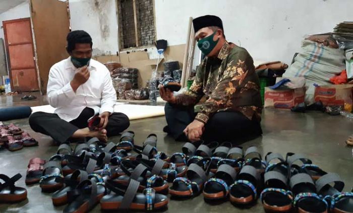 BHS-Taufiq Siapkan Program Kembangkan UMKM Sepatu-Sandal Kemasan Krian BHS-Taufiq Siapkan Program Kembangkan UMKM Sepatu-Sandal Kemasan Krian