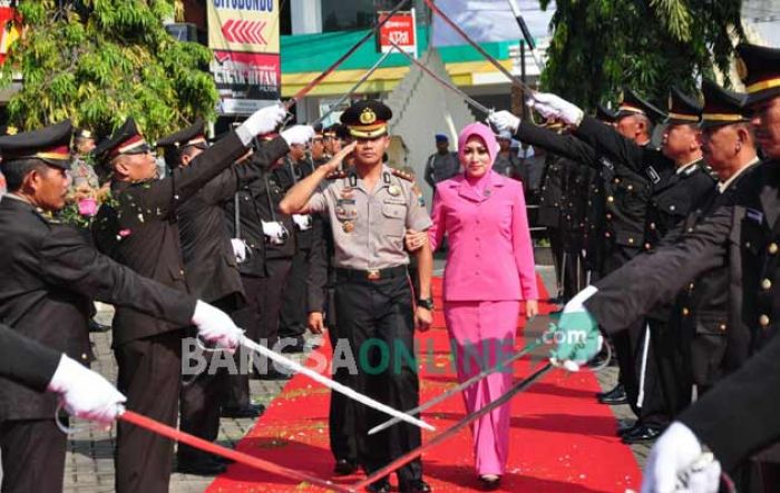 Tari Tradisional dan Upacara Pedang Pora Sambut Kedatangan Kapolres Baru Situbondo