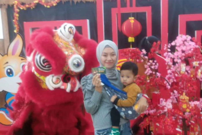 Sambut Tahun Baru Cina, PT KAI Daop 7 Madiun Suguhkan Barongsai dan Bagi Angpao