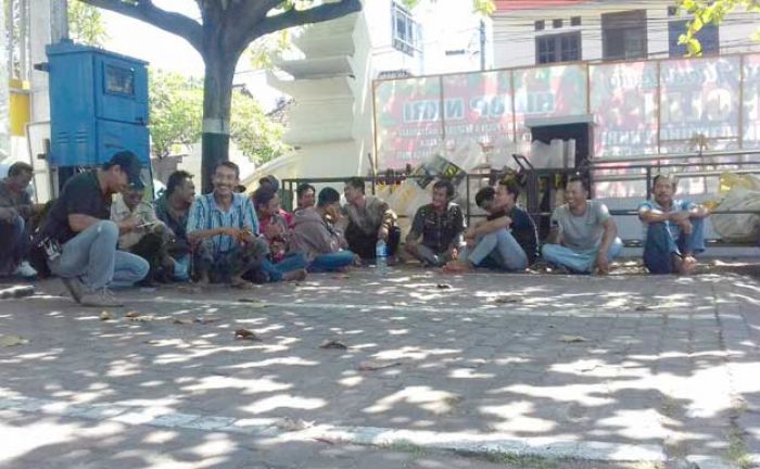 Keluarga Korban Kekerasan Seksual Anak dan Masyarakat Geruduk Mapolres Tulungagung