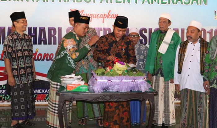 Peringati HSN 2019 di Pamekasan, Ribuan Santri Ikuti Apel dan Kirab Peringati HSN 2019 di Pamekasan, Ribuan Santri Ikuti Apel dan Kirab