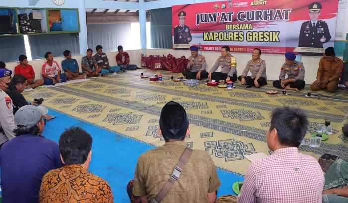 Jumat Curhat, Kapolres Gresik Dengarkan Keluhan Nelayan Menteko