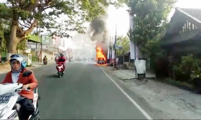 Mobil Pikap Terbakar Usai Isi BBM, Sopir Berhasil Selamatkan Diri