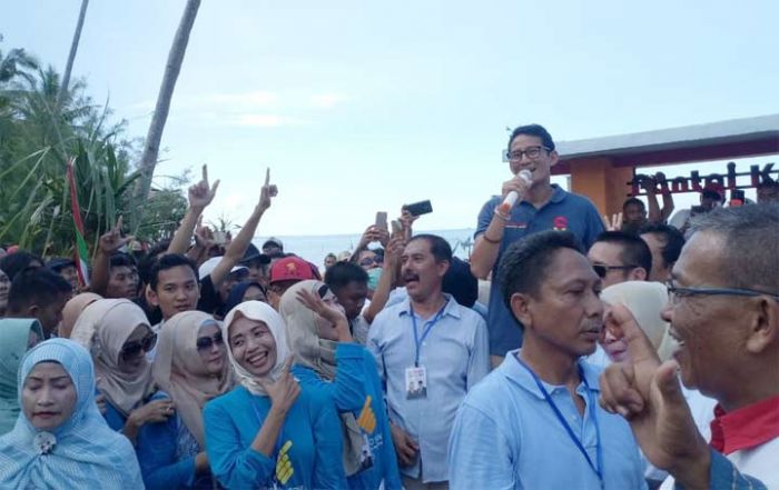 Kampanye di Tuban, Sandiaga Uno Disambati Nelayan Kampanye di Tuban, Sandiaga Uno Disambati Nelayan