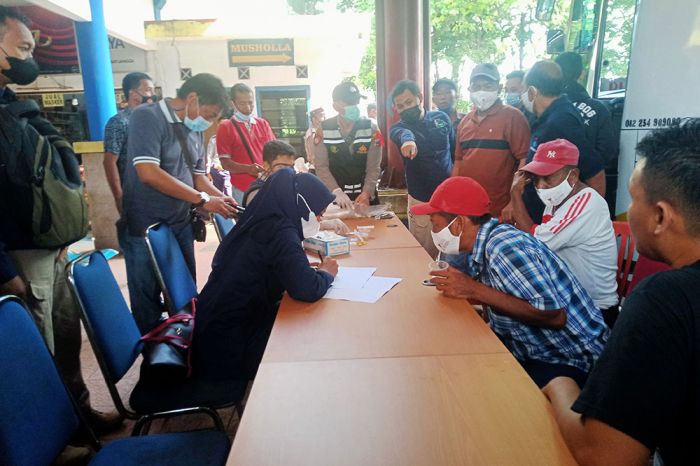 Jelang Nataru, Sopir Bus di Terminal Bayuangga Probolinggo Jalani Tes Urine Jelang Nataru, Sopir Bus di Terminal Bayuangga Probolinggo Jalani Tes Urine