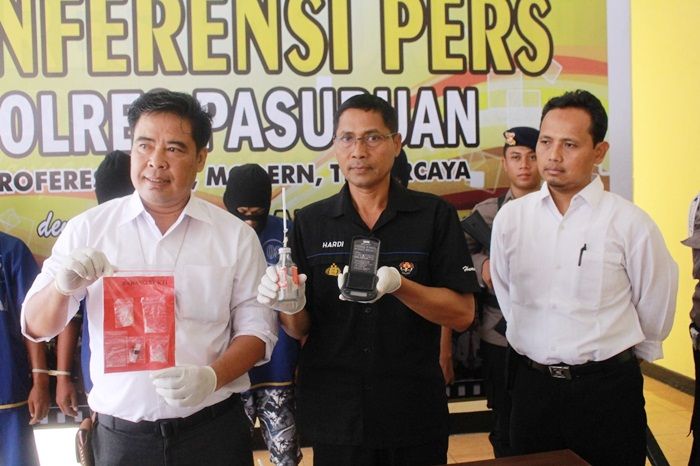Sat Narkoba Polres Pasuruan Tangkap 4 Tersangka Pemakai Sabu di Kos Sat Narkoba Polres Pasuruan Tangkap 4 Tersangka Pemakai Sabu di Kos