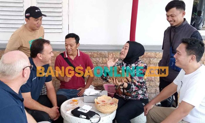 Wakil Wali Kota Madiun Kenalkan Durian Varietas Baru di Depan Rumah Dinas Wakil Wali Kota Madiun Kenalkan Durian Varietas Baru di Depan Rumah Dinas