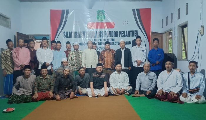 Cawagub Gus Hans Silaturahmi dengan Puluhan Gawagis Ponpes se-Kabupaten Kediri Cawagub Gus Hans Silaturahmi dengan Puluhan Gawagis Ponpes se-Kabupaten Kediri