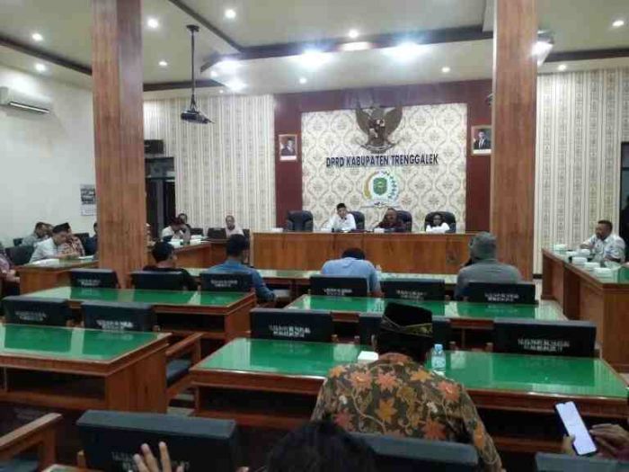 DPRD Trenggalek Janji Kawal Perbaikan Jalan Ngares-Sengon yang  Rusak Parah