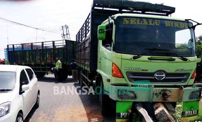 Kecelakaan di Jembatan Ploso: Truk Gandeng Seruduk Motor, Pick Up, Hingga Pagar Jembatan