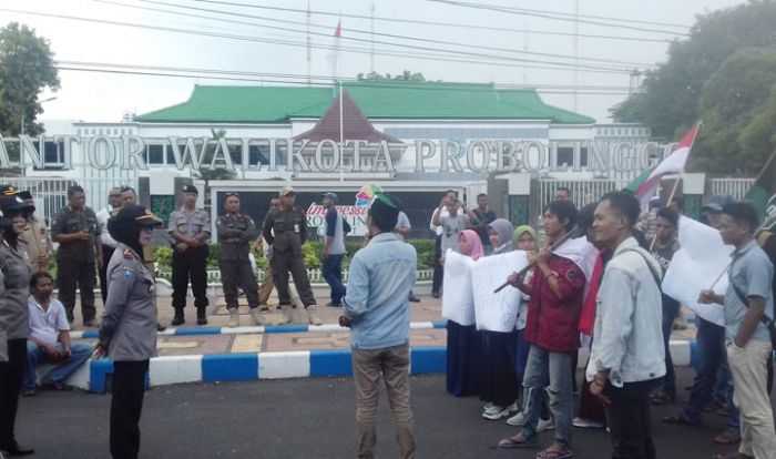 Puluhan Aktivis HMI Demo Pemkot Probolinggo: Ngapain Saja 1 Tahun Pak?